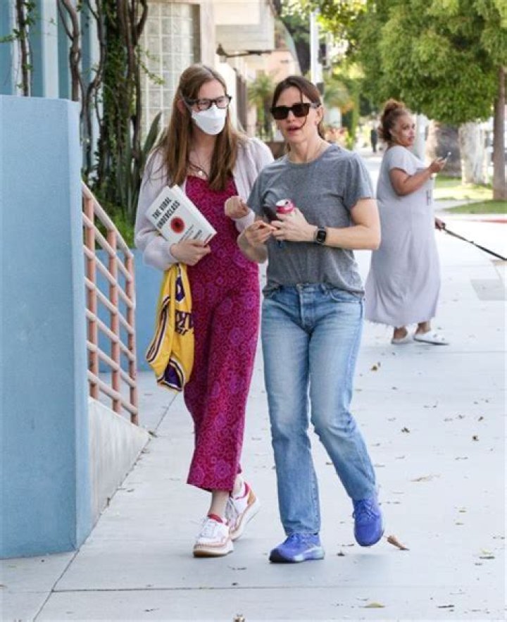 Jennifer Garner's Daughter's Mask-Wearing Journey